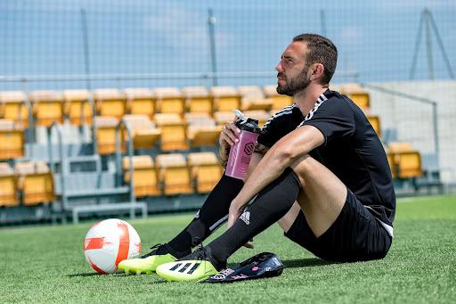https://www.soccersupplement.com/cdn/shop/articles/the-benefits-and-risks-of-football-training-in-heat-713036.jpg?v=1629206897